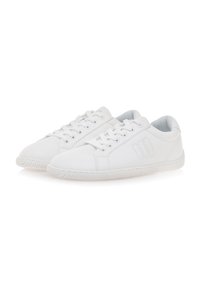Zapatillas blancas con un upper de cuero suave, diseño de cordones planos, suela de goma y un sutil logo en el lado. Forma de punta redondeada.