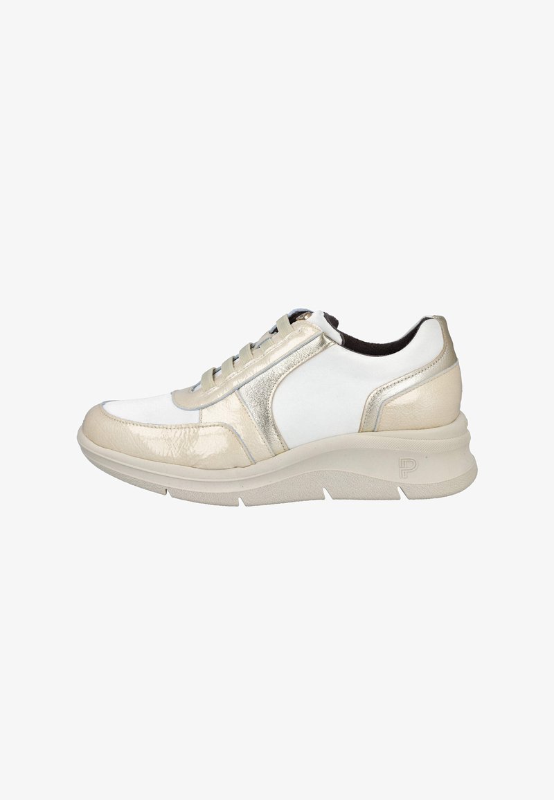 Zapatilla blanca y beige con un acabado de cuero liso y charol, puntera redonda, suela gruesa y detalles de costura decorativa.