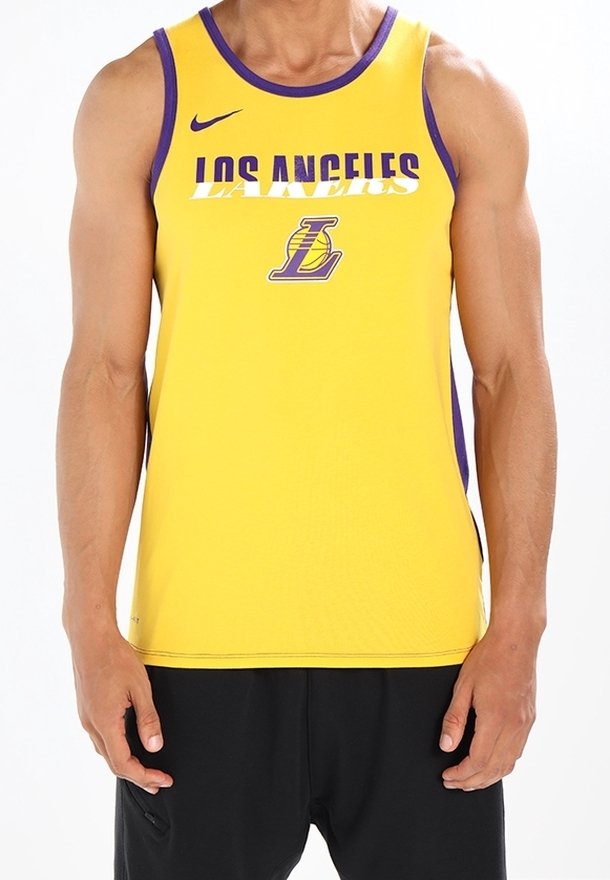 Débardeur Nike jaune avec bordure violette, affichant le texte "LOS ANGELES" et un logo des Lakers à l'avant. Design léger et sportif.