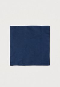 Granatowy szal o gładkiej fakturze. Posiada subtelny wzór oraz starannie obszyte krawędzie, kwadratowy kształt, zaprojektowany do wszechstronnego stylizowania.