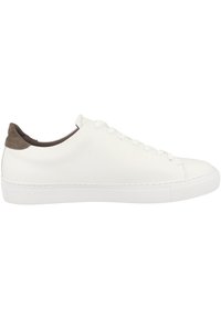Sneaker bassa bianca con lacci bianchi e una linguetta in suede marrone, suola in gomma bianca piatta, design pulito e minimalista.