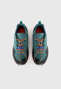 Türkisfarbene und schwarze Sportschuhe verfügen über ein Obermaterial aus Netzgewebe, orangefarbene Schnürsenkel, blaue Akzente und eine robuste Gummisohle mit strukturiertem Grip.