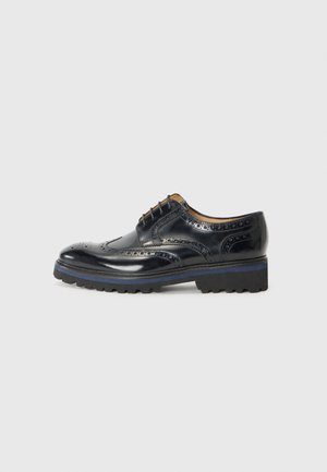 Sorte lærbrogue-sko med intrikate perforeringer, en blank finish, og en robust sål med blå accenter. Klassisk snøredesign.