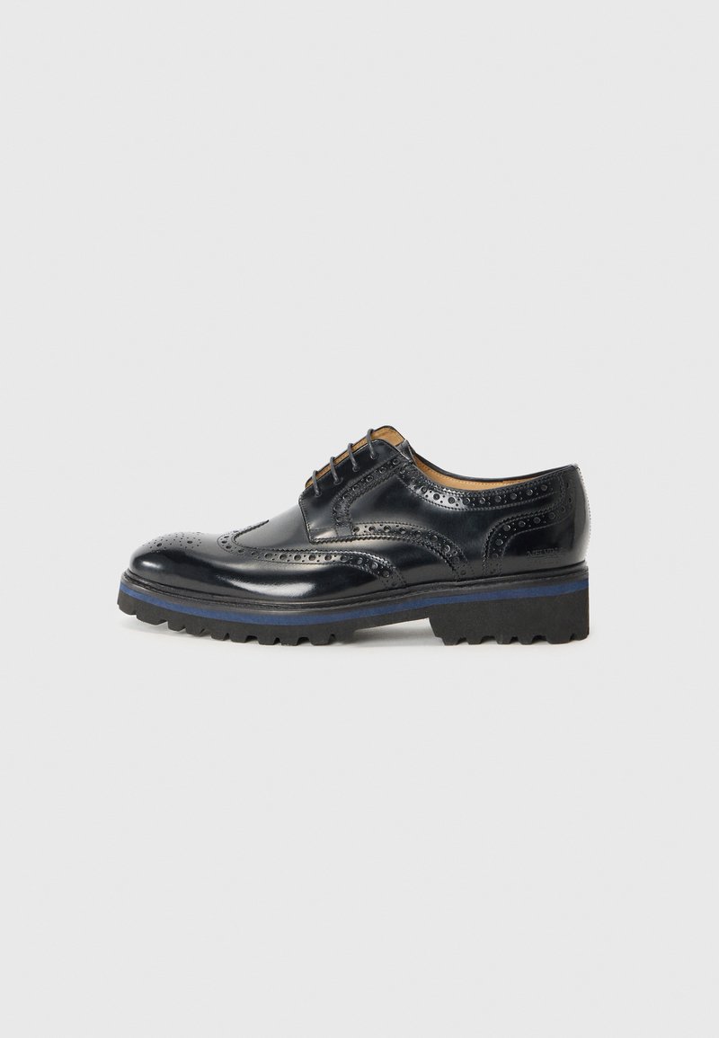 Sorte lærbrogue-sko med intrikate perforeringer, en blank finish, og en robust sål med blå accenter. Klassisk snøredesign.
