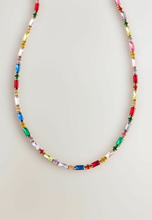 Spalvingas karoliukų vėrinys, kuriame yra stačiakampių akmenų raudonos, mėlynos, žalios, geltonos ir levandos spalvų, sujungtų auksinėmis metalinėmis grandelėmis.