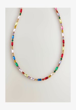 Kolorowy naszyjnik z koralików, z prostokątnymi kamieniami w kolorach czerwonym, niebieskim, zielonym, żółtym i lawendowym, osadzony w metalowych ogniwach w złotym odcieniu.