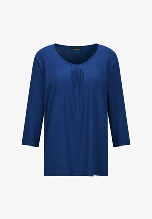 Blaues Hemd mit drei Viertelarmen, Rundhalsausschnitt und dezentem Faltenwurf vorne, aus weichem, leichtem Stoff gefertigt.