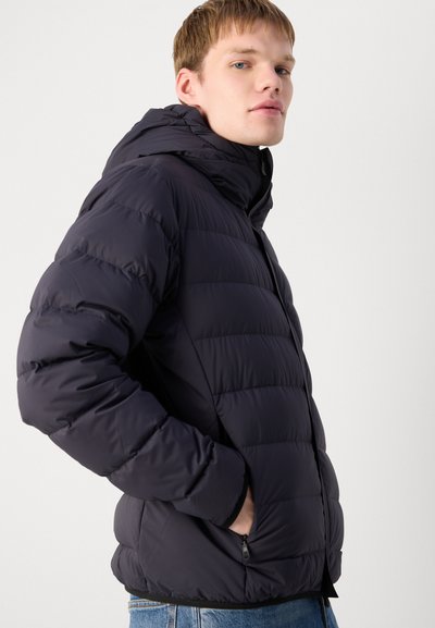 Veste en duvet de couleur bleu marine foncé, avec des sections matelassées horizontales, une capuche et des poches zippées, fabriquée en tissu lisse et isolant.