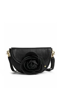 Čierna kožená kabelka s zaobleným tvarom a veľkým dekoratívnym kvietkom na prednej strane. Má zlaté kovanie a odnímateľný popruh.
