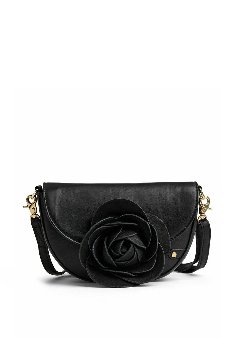 Čierna kožená kabelka s zaobleným tvarom a veľkým dekoratívnym kvietkom na prednej strane. Má zlaté kovanie a odnímateľný popruh.