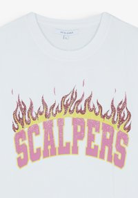 T-shirt in cotone bianco con la scritta "SCALPERS" in rosa, circondata da fiamme gialle con dettagli glitterati. Collo arrotondato e maniche corte.