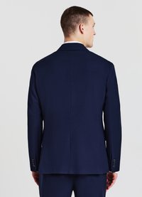 Blazer da uomo blu navy, design su misura, texture liscia, spacco singolo sul retro, polsini con bottoni, stile minimalista.