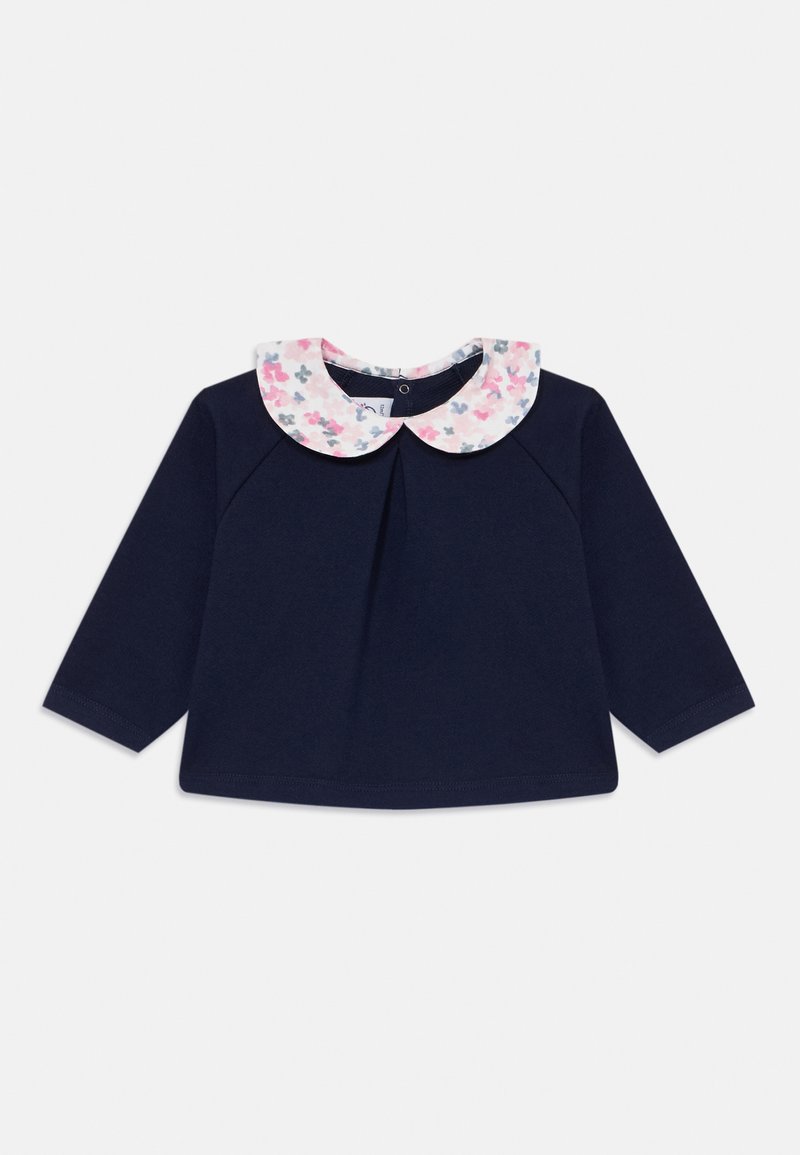 Maglietta a maniche lunghe per bambino di colore navy con plissè frontale e colletto Peter Pan bianco stampato con fiori rosa e grigi.