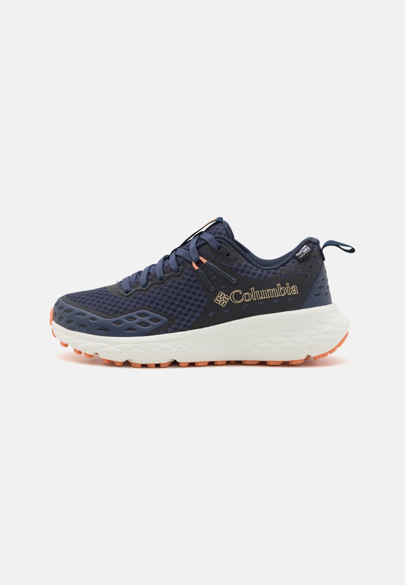 Scarpa da corsa blu navy con tomaia in rete, dettagli arancioni sulla suola e una suola intermedia bianca imbottita. Presenta un logo e dettagli testurizzati.