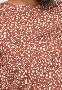 ONLY Carmakoma Blus - brown