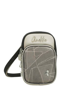 Kompakte graue und beige Umhängetasche mit Reißverschluss, abstrakten Linienmustern, „Anekke“-Logo und kleinem metallischem Katzenanhänger an der Vordertasche.