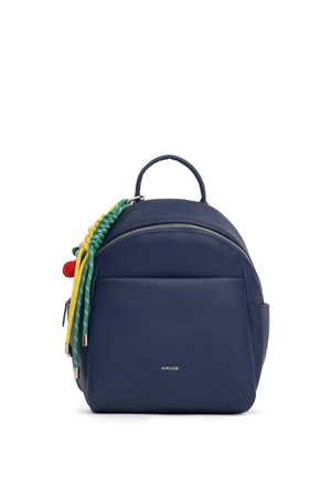 Zaino in pelle blu navy con tasca frontale con zip, manico superiore e portachiavi intrecciato multicolore attaccato alla cerniera laterale.