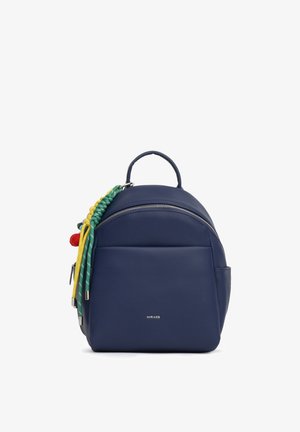 Zaino in pelle blu navy con tasca frontale con zip, manico superiore e portachiavi intrecciato multicolore attaccato alla cerniera laterale.