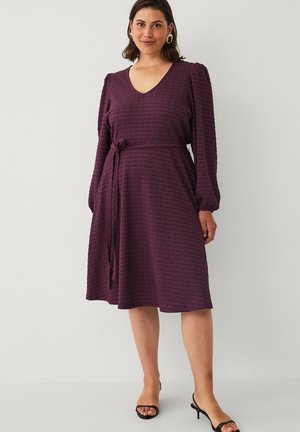 Ellos Plus collection KLEID MIT BALLONÄRMELN. - Hverdagskjole - dunkelviolett