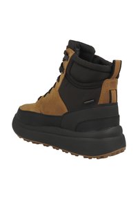 Calzado de caña alta en marrón y negro con un upper texturizado, diseño de cordones, cuello acolchado y suela de goma para tracción.