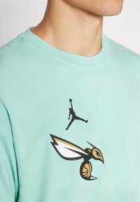 Nike Performance NBA CITY EDITION CHARLOTTE HORNETS LONGSLEEVE TEE - Klubu apģērbs - mint