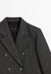 Grijs houndstooth blazer met dubbel knoopsgat en gouden knopen, piek-lapel en een borstzak. Van een verweven wolmix stof.