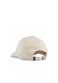 Casquette de baseball crème avec une visière incurvée, une sangle réglable à l'arrière et un tissu texturé. Elle comporte une étiquette logo sur le côté.