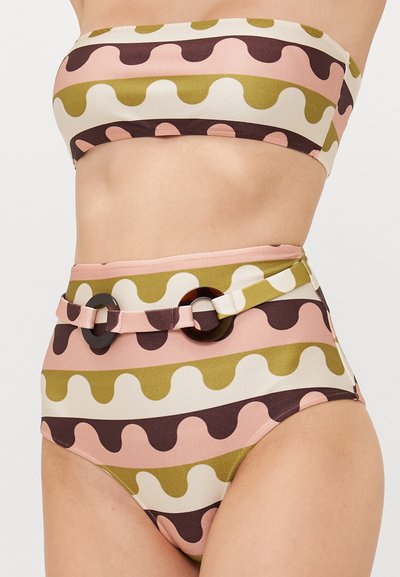 Magas derekú bikini, bandeau felsővel és kör alakú fémrésszel ellátott övvel. Az anyag sima tapintású, hullámos mintázattal, rózsaszín, barna és zöld színekben.