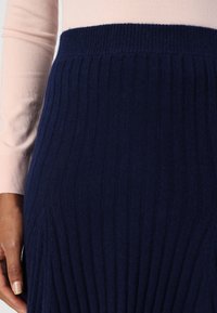 pure cashmere FLARED SKIRT - sukňa v tvare A - navy