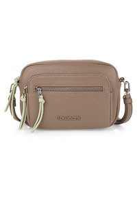 Bolso cruzado de imitación cuero marrón con superficie texturizada, un bolsillo delantero con cremallera y correas de acento verdes. Logo grabado en la parte frontal.