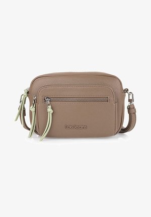 Bolso cruzado de imitación cuero marrón con superficie texturizada, un bolsillo delantero con cremallera y correas de acento verdes. Logo grabado en la parte frontal.