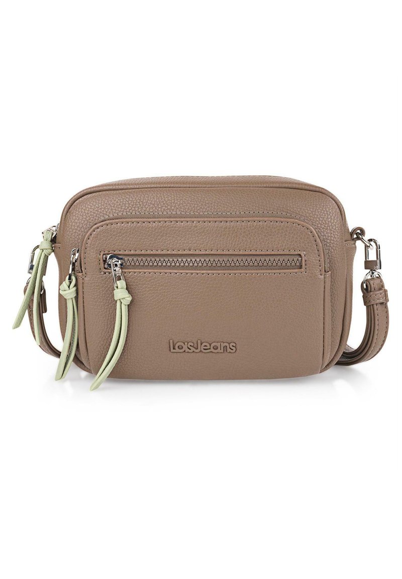 Bolso cruzado de imitación cuero marrón con superficie texturizada, un bolsillo delantero con cremallera y correas de acento verdes. Logo grabado en la parte frontal.