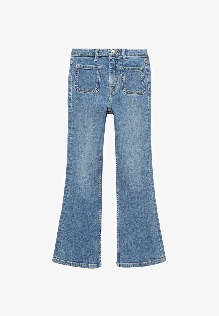 Jean évasé bleu clair en denim, doté d'un design classique à cinq poches, avec fermeture à bouton et zip à l'avant.