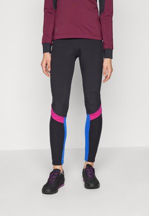 Sorte træningsleggings med pink og blå sidepaneler, tætsiddende pasform og et glat, strækbart materiale, parret med sorte sporty sko.