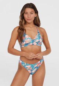 Cvečni bikini z modro podlago in rožnatimi ter oranžnimi cvetličnimi vzorci. Zgornji del ima obliko V-izreza in tanke naramnice; spodnji del je nizkih pasov.