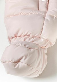 Svijetlo roza podstavljeni rukavac s mekom, glatkom teksturom. Ima nabran materijal na zapešću i okrugli ušiveni dizajn u području palca.