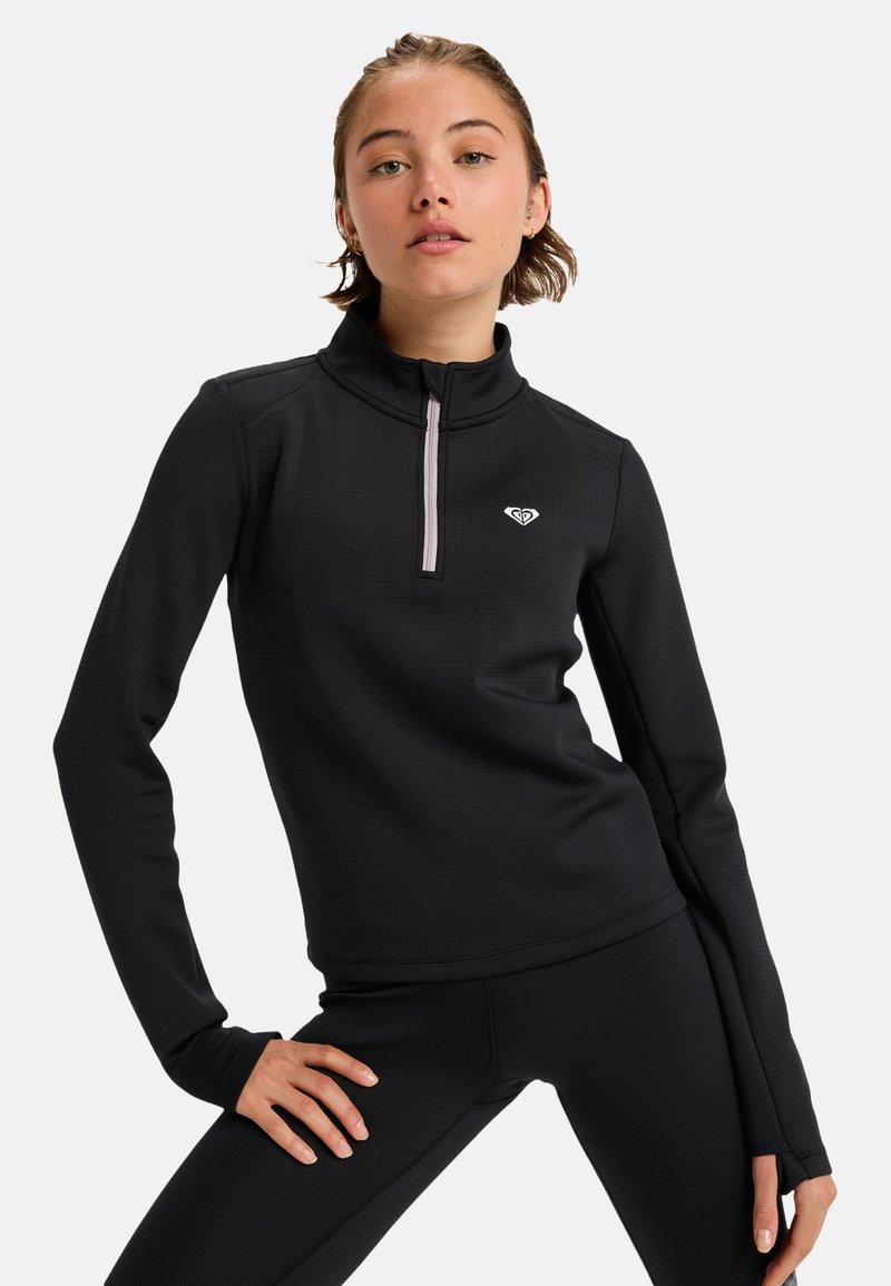 Zwart sporttop met een hoge kraag, kwart ritssluiting en een lichtroze ritssluiting detail. Geweven stof en getailleerd ontwerp.