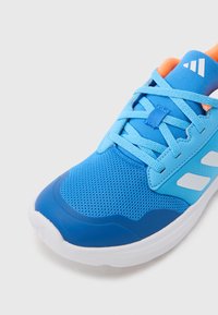 adidas Performance TENSAUR RUN 3.0 UNISEX - Παπούτσια για τρέξιμο σε δρόμο - ray blue/white/blue burst