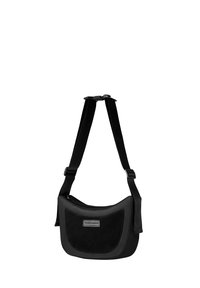 Sort crossbody taske med et blødt suede frontpanel, glat syntetisk materiale, justerbar rem og lynlåslukning.