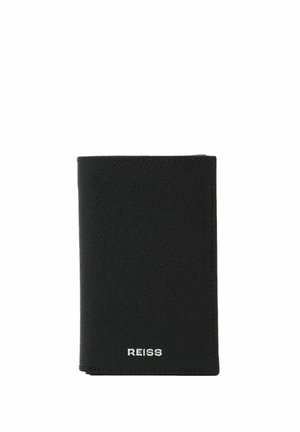 Czarny teksturowany skórzany portfel ze srebrnym logo "REISS" wyśrodkowanym blisko dołu na białym tle.