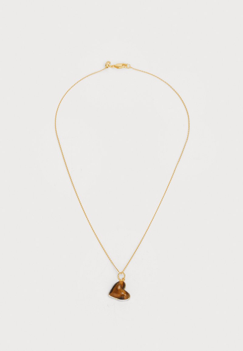 Collana in oro con catena che presenta un pendente a forma di cuore in occhio di tigre con superficie lucida e accenti in metallo argentato.