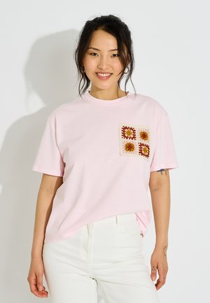 Grain de Malice, T-SHIRT COL ROND DÉTAIL CROCHET - Camiseta estampada - rose pâle