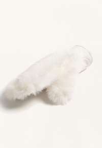 Białe sztuczne futerkowe rękawiczki z miękką fakturą i zaokrąglonymi futrzanymi końcówkami, z gładkim mankietem z tkaniny dla dopasowania.