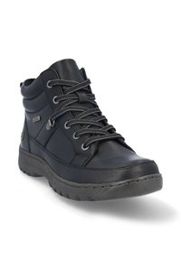 Botín negro de media altura hecho de cuero suave con cordones grises, cuello acolchado y suela de goma con un dibujo texturizado para mayor agarre.