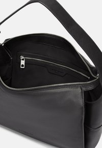 Czarna skórzana torebka o gładkiej fakturze, z zamykanym na zamek głównym schowkiem, wewnętrzną kieszonką i eleganckim paskiem na ramię.