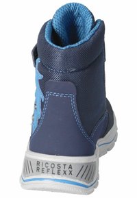Marineblauwe hoge sneakers met textielen bovenkant, contrasterende lichtblauwe accenten, gevoerde kraag en rubberen zool met 'Ricosta Reflexx' branding.