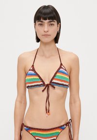 Multikleurige gehaakte bikini met een triangletop met bruine strikjes, gestreept patroon in levendige kleuren, en een bijpassende broek met zijstrikjes.