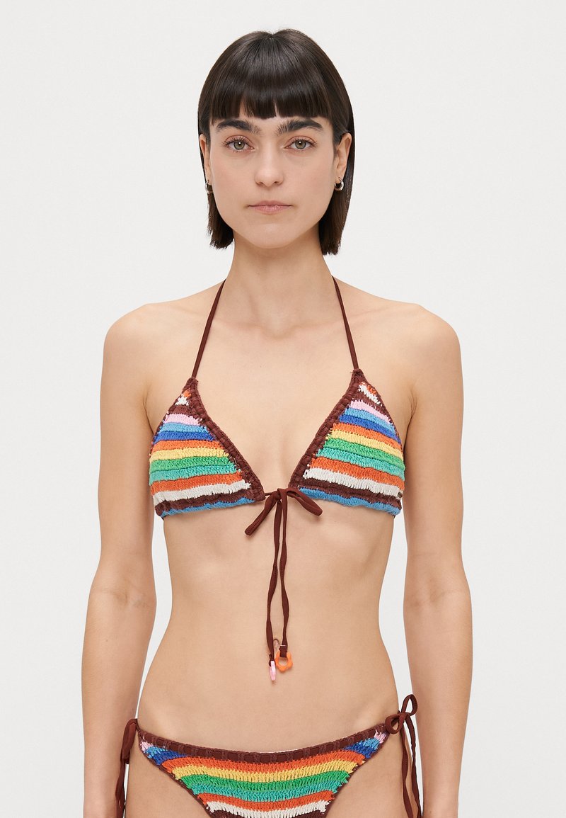 Bikini all'uncinetto multicolore con coppe a triangolo e lacci marroni, motivo a strisce in colori vivaci e uno slip coordinato con lacci laterali.
