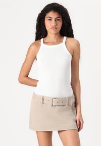 Abercrombie & Fitch BELTED MINI - Jupe en jean - beige
