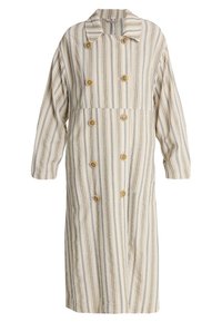 Pruhovaný lněný trenčkot v krémové barvě s modrými a béžovými proužky, s širokým límcem, dvouřadým zapínáním a velkými kulatými knoflíky.